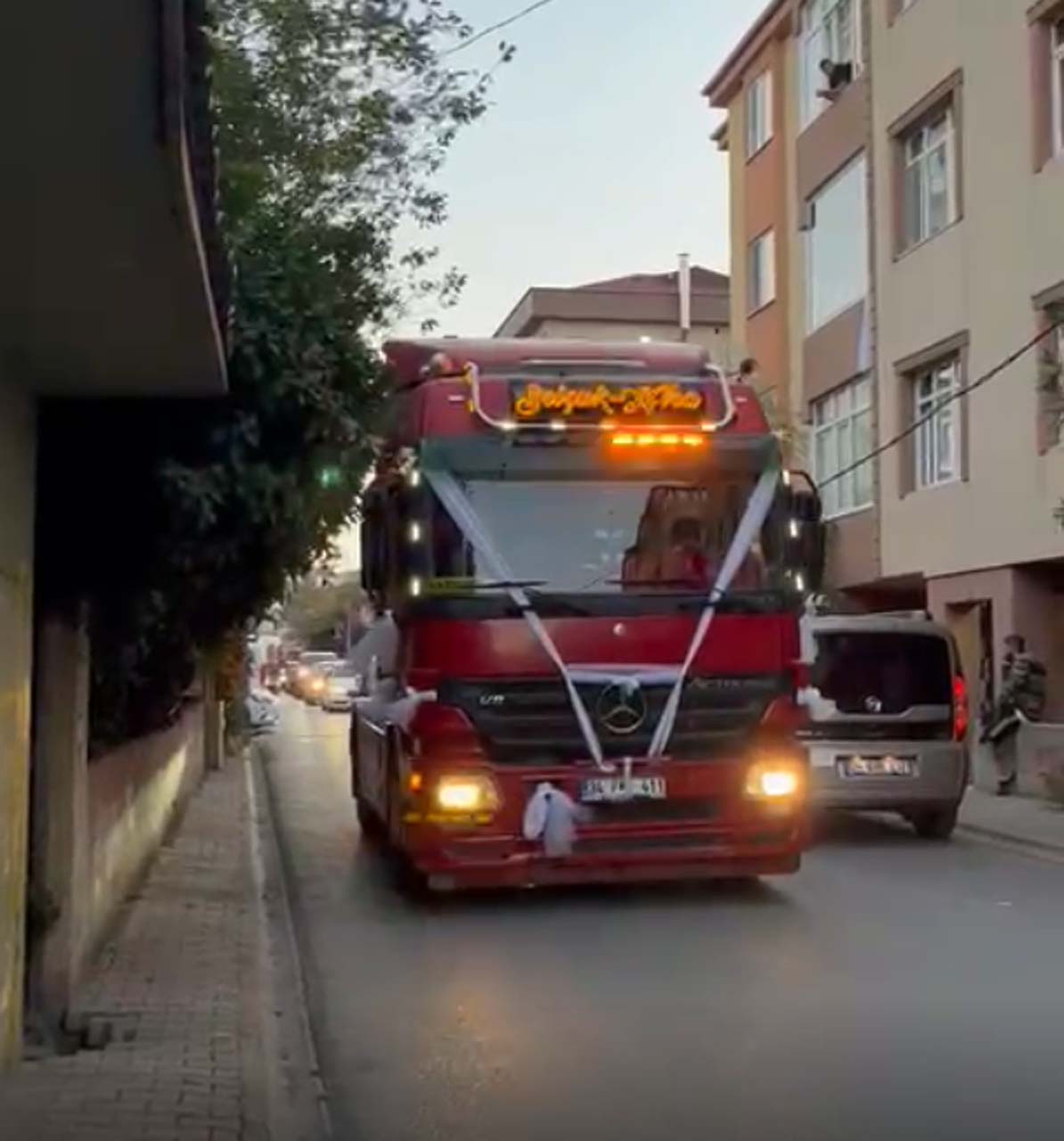 Gelini almaya TIR konvoyuyla gittiler! 