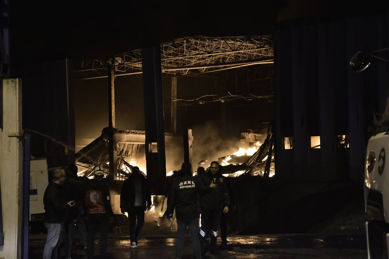 Alevler gökyüzünü kapladı! Bursa’da tekstil fabrikasında korkutan yangın!