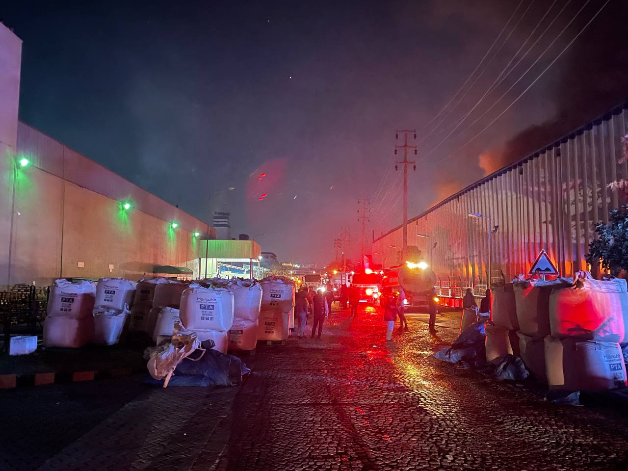 Alevler gökyüzünü kapladı! Bursa’da tekstil fabrikasında korkutan yangın!