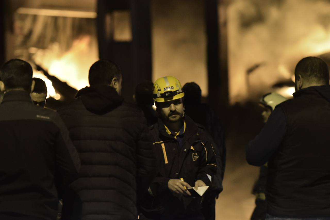 Alevler gökyüzünü kapladı! Bursa’da tekstil fabrikasında korkutan yangın!