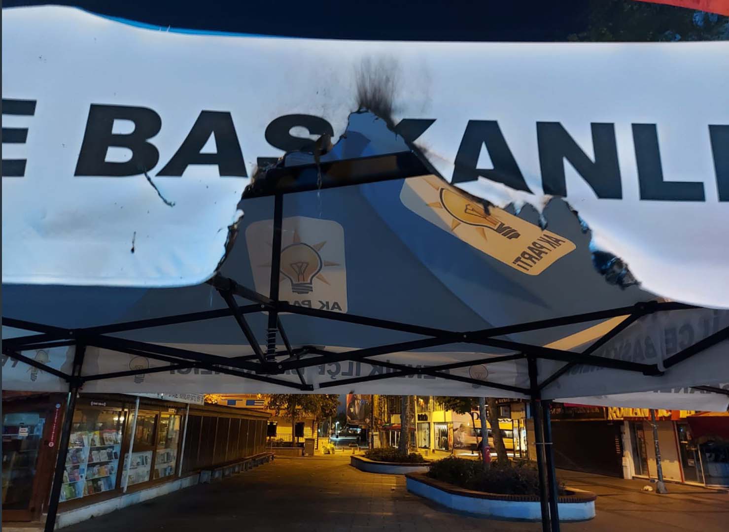 Pendik'te Ak Parti seçim standına alçak saldırı! Standı paramparça edip yaktılar!