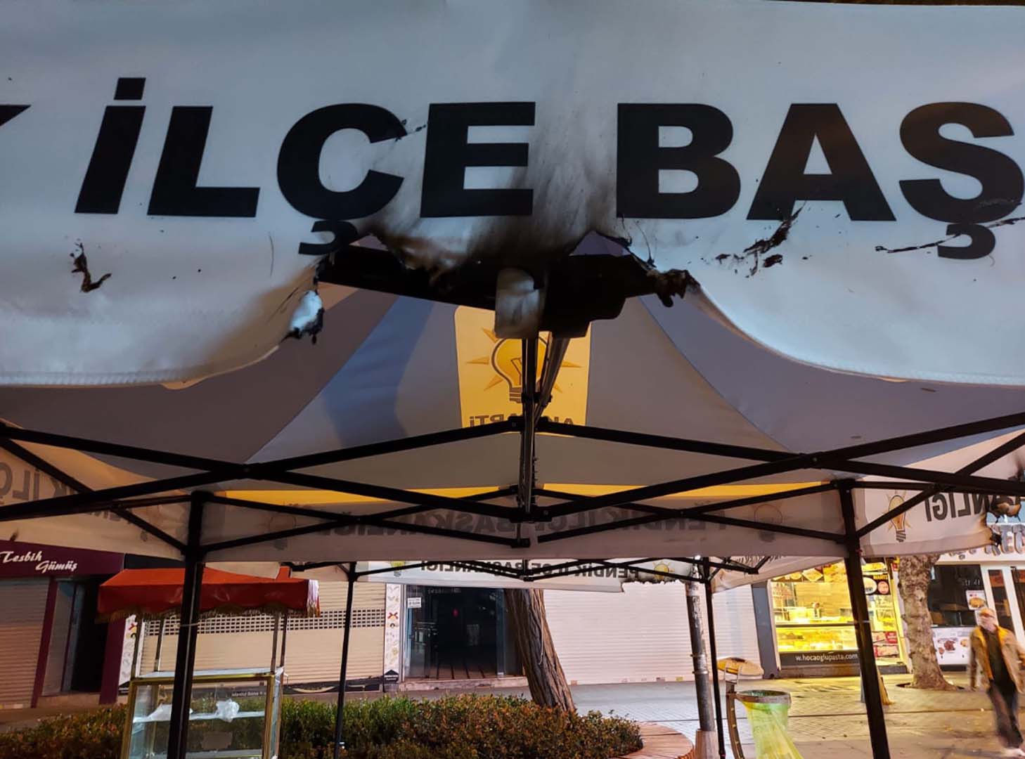 Pendik'te Ak Parti seçim standına alçak saldırı! Standı paramparça edip yaktılar!