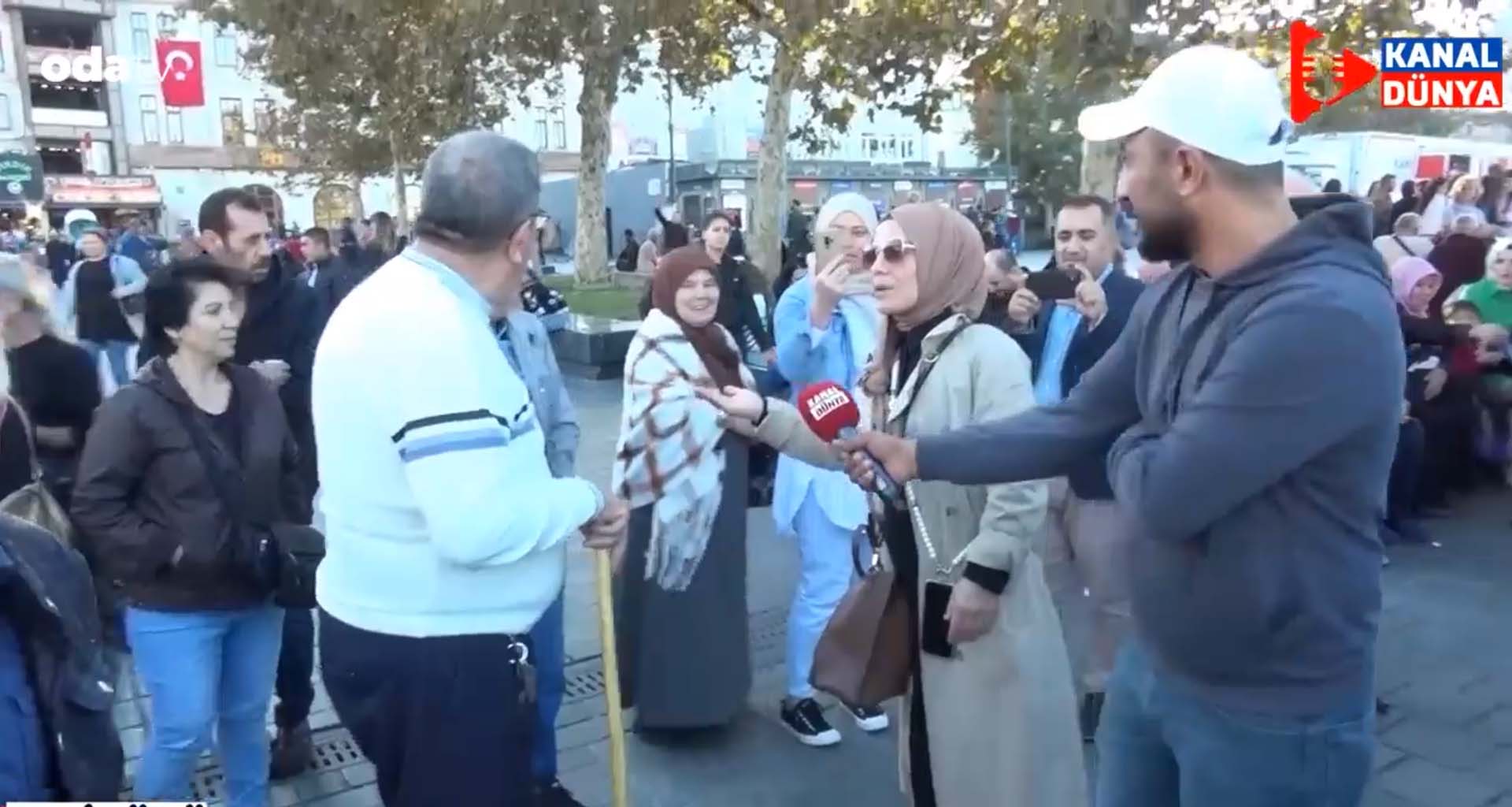 Sosyal medyayı ayağa kaldıran görüntü! Almanya'dan gelen gurbetçi, Açım diyen vatandaşa 5 TL attı: Sadakam olsun