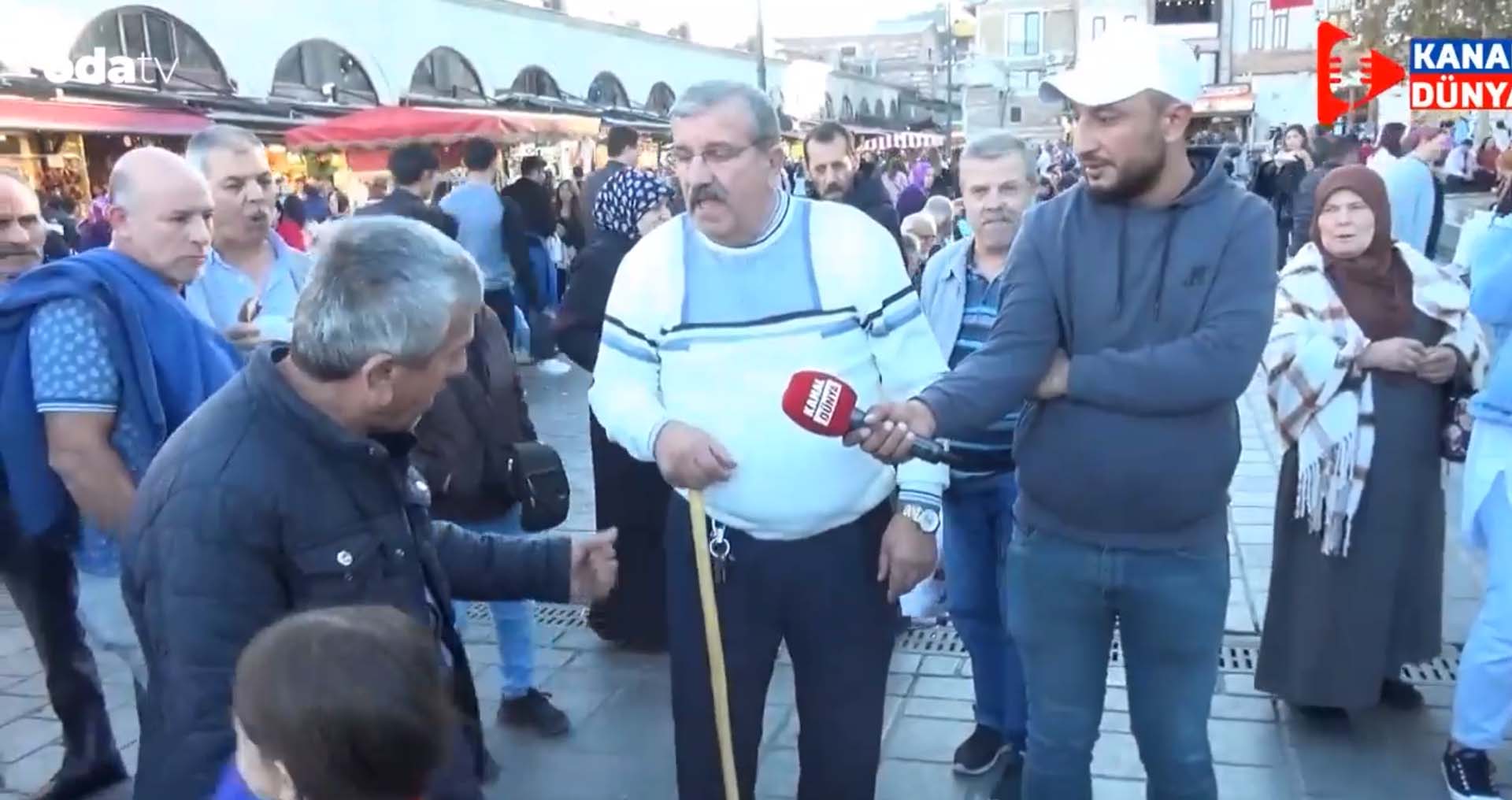 Sosyal medyayı ayağa kaldıran görüntü! Almanya'dan gelen gurbetçi, Açım diyen vatandaşa 5 TL attı: Sadakam olsun