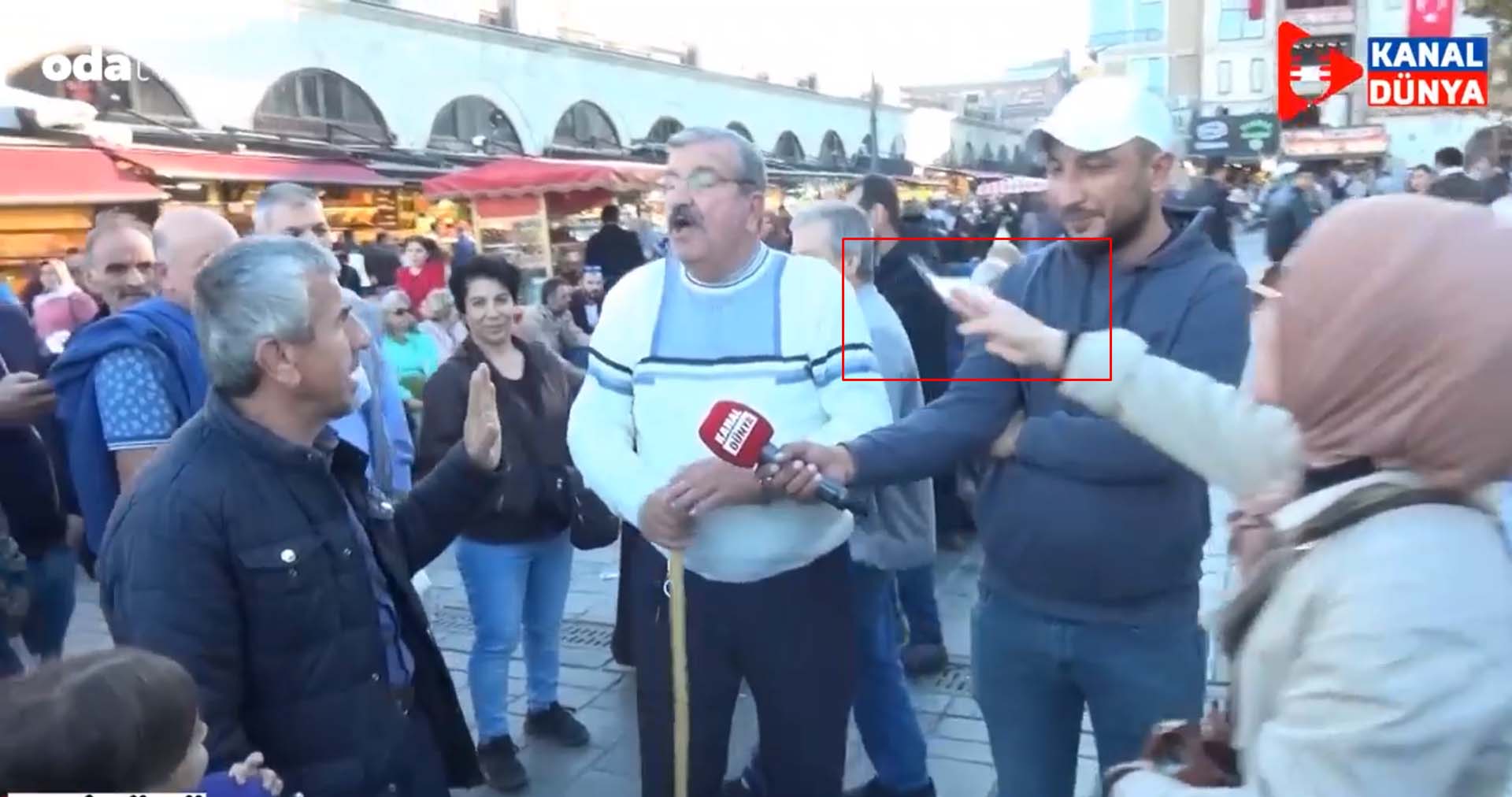 Sosyal medyayı ayağa kaldıran görüntü! Almanya'dan gelen gurbetçi, Açım diyen vatandaşa 5 TL attı: Sadakam olsun