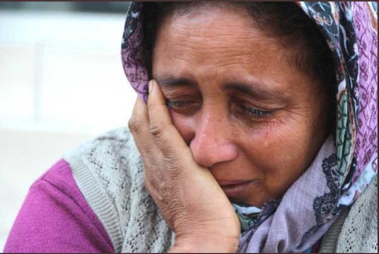 Adana'da yüreklere su serpen görüntüler! Vatandaşlar, parası ve telefonu çalınan seyyar satıcının o haline kayıtsız kalmadı!