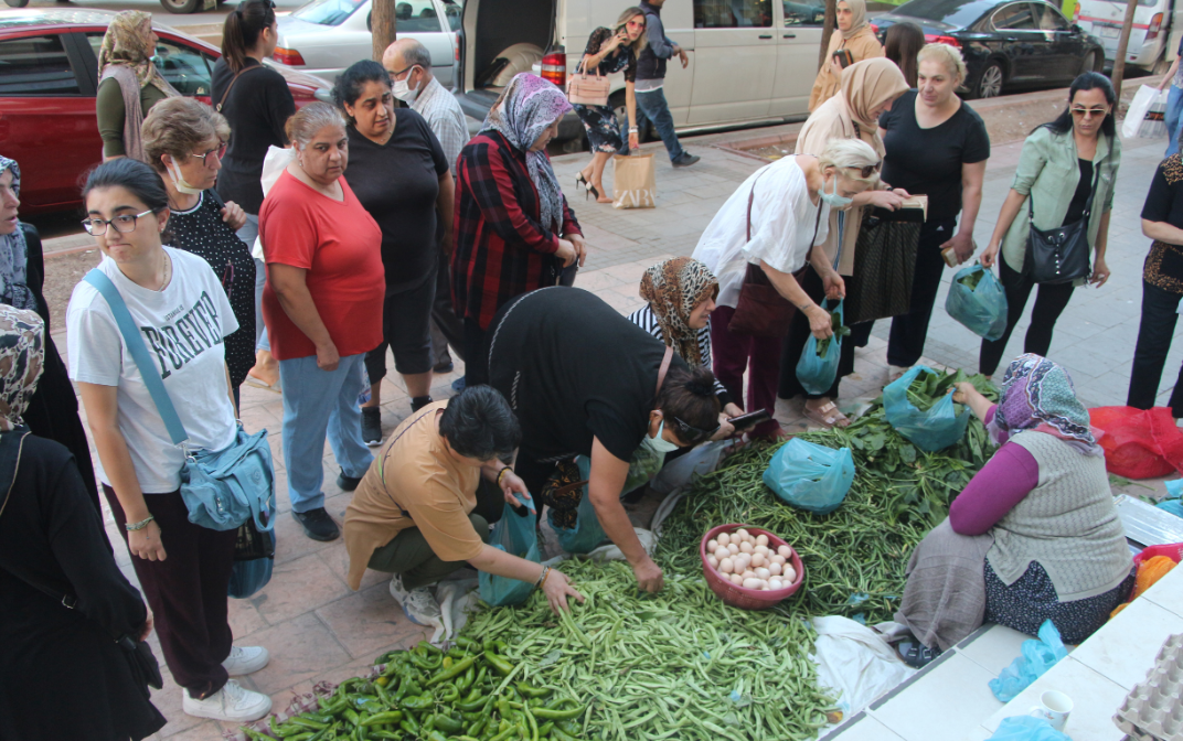 Adana'da yüreklere su serpen görüntüler! Vatandaşlar, parası ve telefonu çalınan seyyar satıcının o haline kayıtsız kalmadı!