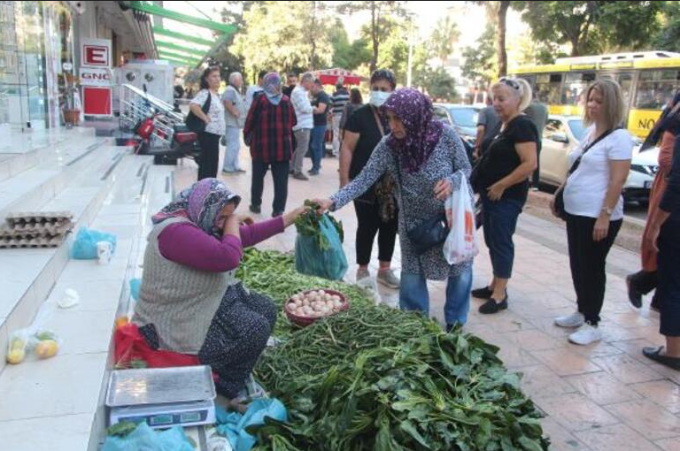 Adana'da yüreklere su serpen görüntüler! Vatandaşlar, parası ve telefonu çalınan seyyar satıcının o haline kayıtsız kalmadı!