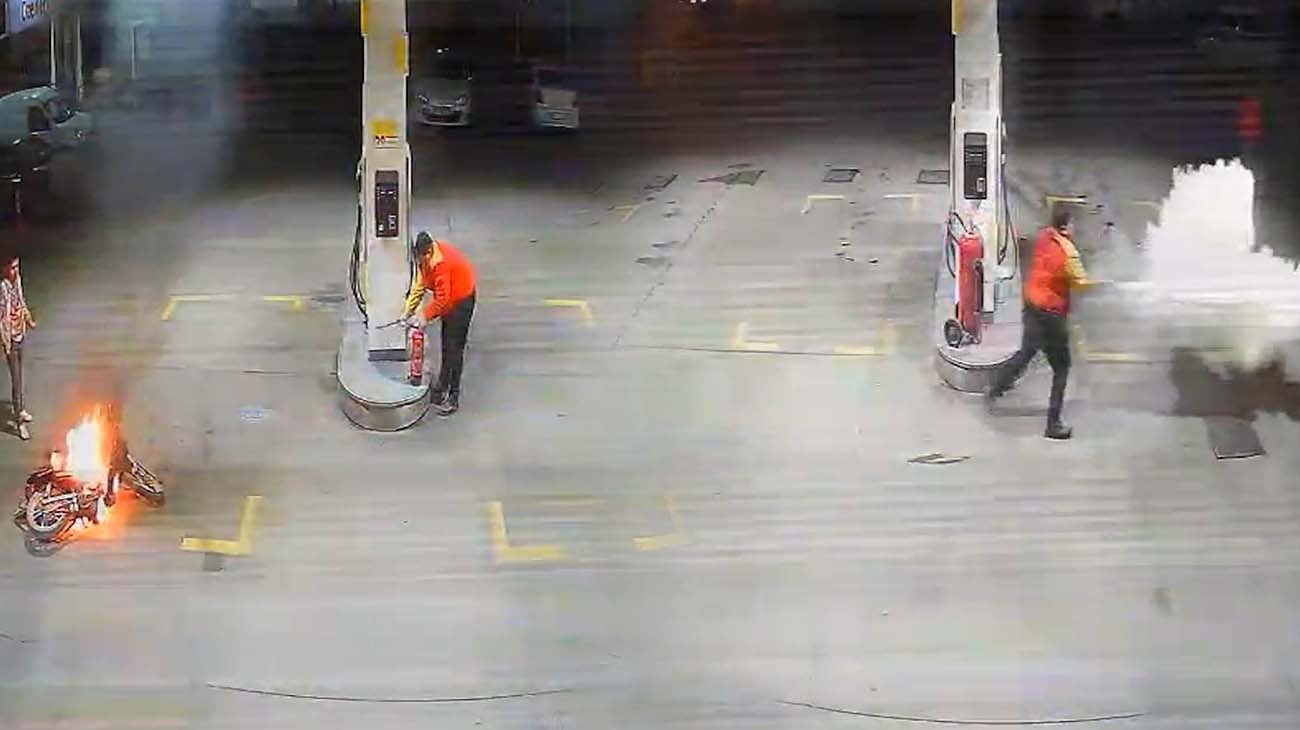 Benzin istasyonunda yangın paniği! Motosiklet alev topuna döndü, facianın eşiğinden dönüldü!
