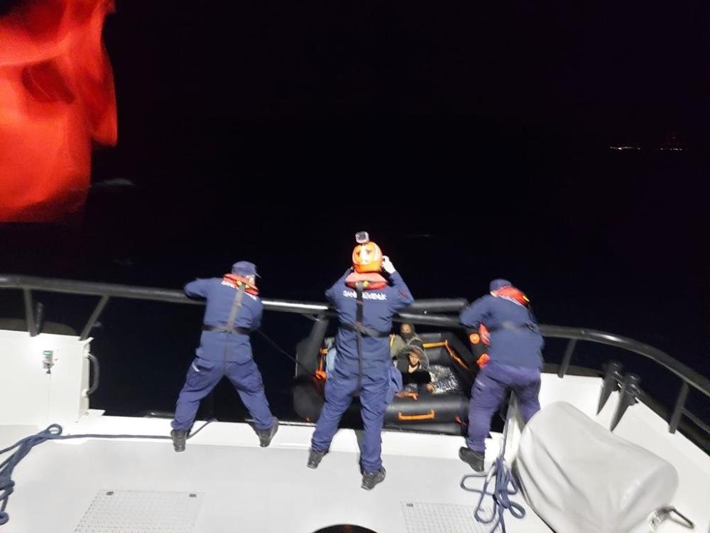 Yunanistan tarafından geri itilen 130 göçmen kurtarıldı