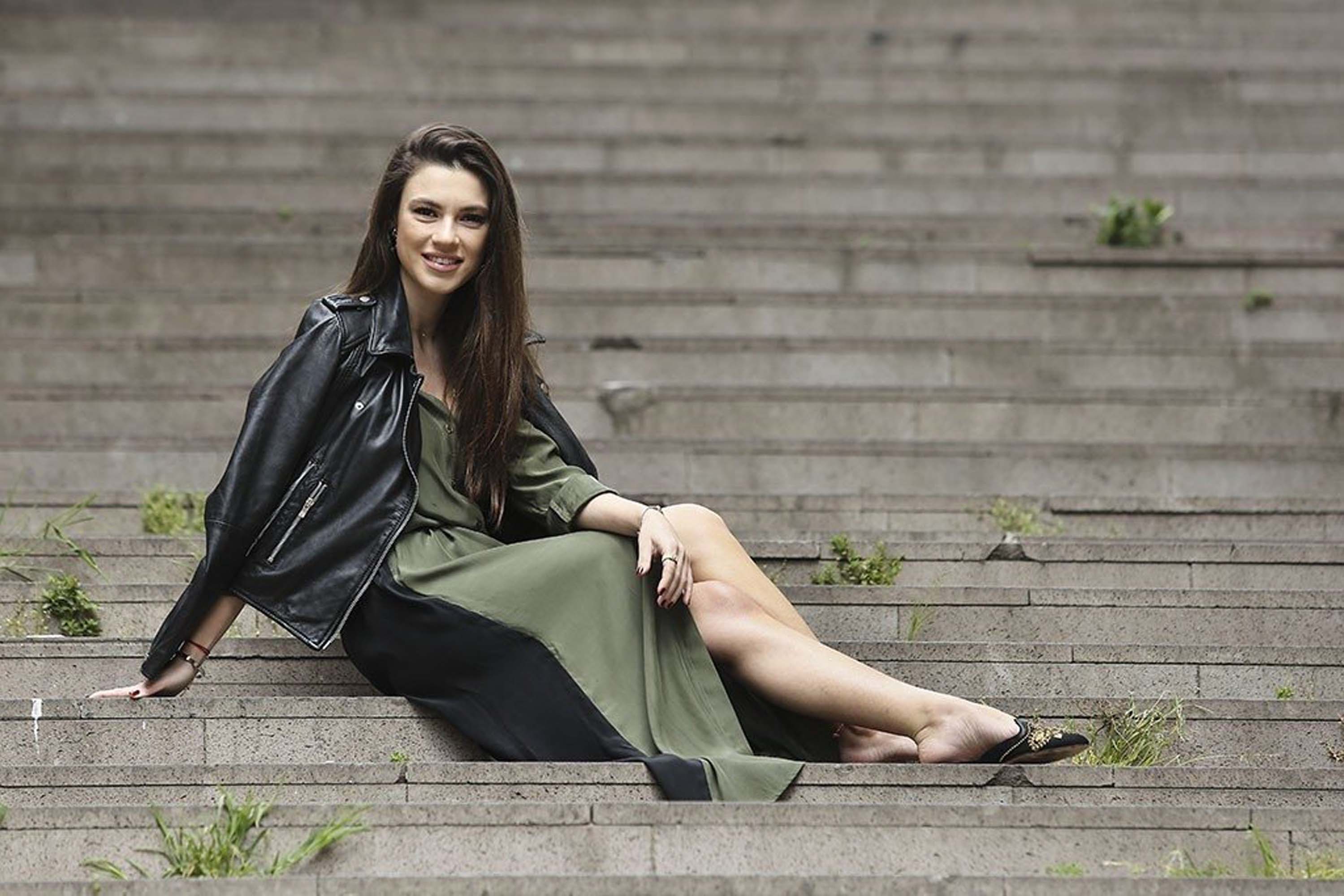 Yüsra Geyik kim? Kaç yaşında? Evli mi? Instagram adresi ne? Arkak Sokaklar Zeliş kim?