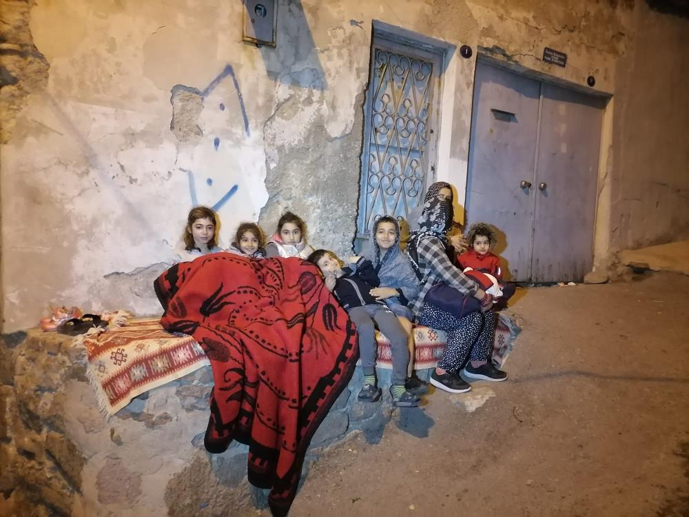 İzmir'de korkutan deprem! Bakan Soylu'dan açıklama geldi: Daha sıkıntılı bir süreçle karşı karşıya kalabiliriz