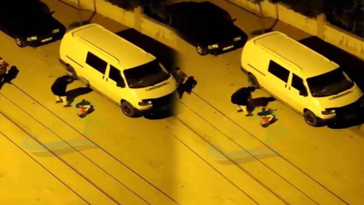 Antalya'da yürek sızlatan olay! Bir kadın çocuğunu sokak ortasında sopa ile dövdü, küçük çocuk acılar içinde ağladı! Anne vurma acıyor