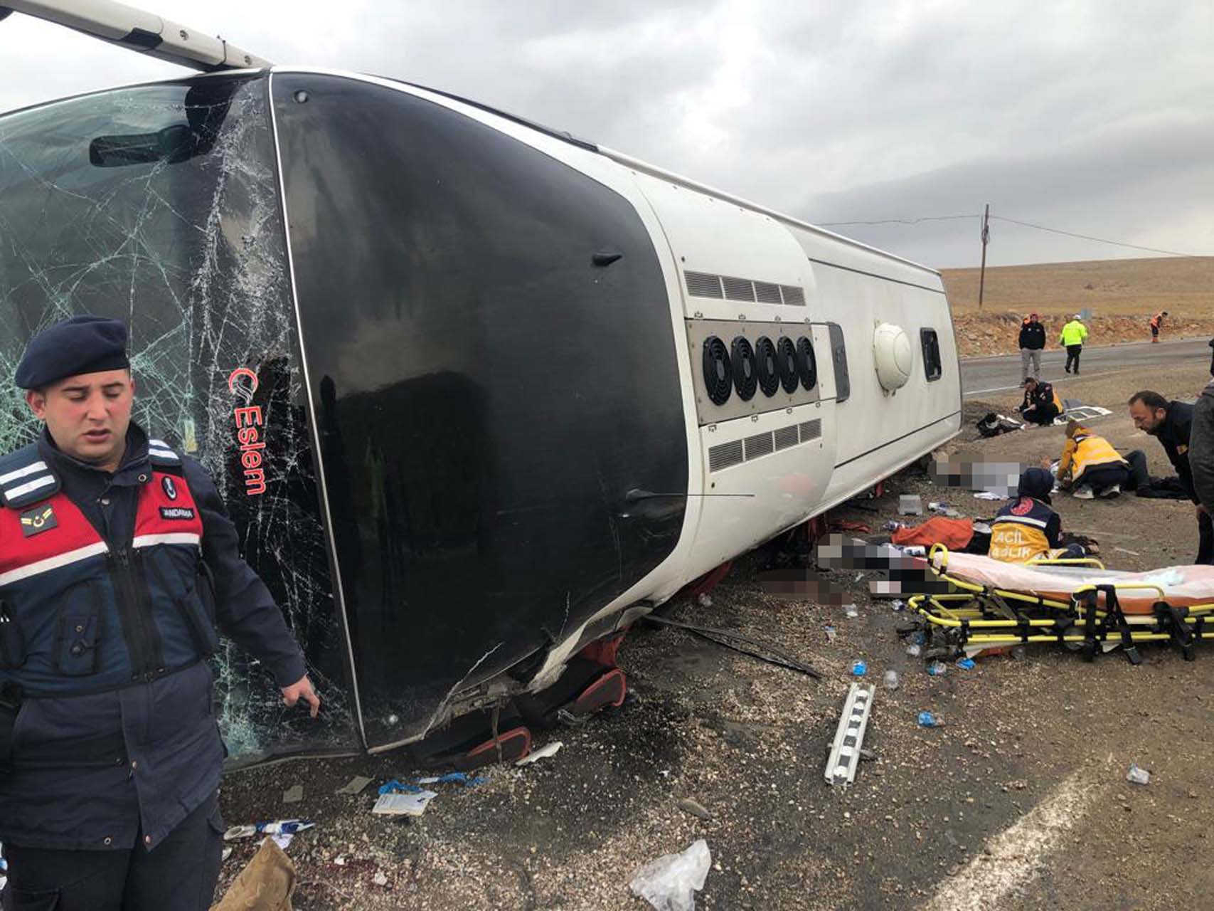 Sivas'ta göçmenleri taşıyan yolcu otobüsü devrildi: Ölüler ve yaralılar var