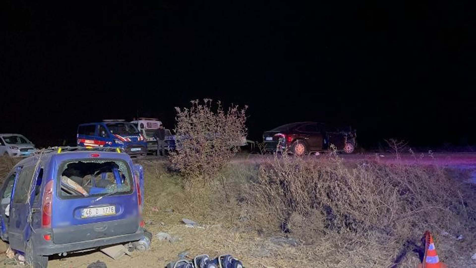 Afyonkarahisar'da feci kaza! Hafif ticari araç, otomobil ve traktöre çarptı: Ölüler ve yaralılar var