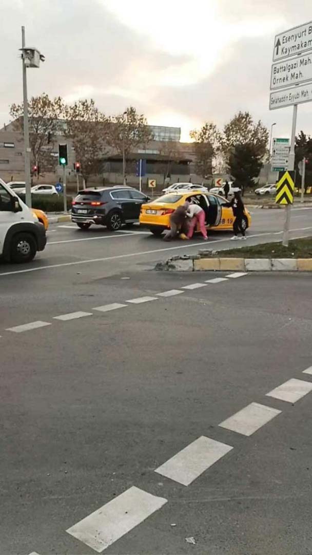 Esenyurt'ta sokak ortasında taksici dehşeti! Kadın yolcuyu öldüresiye dövdü!