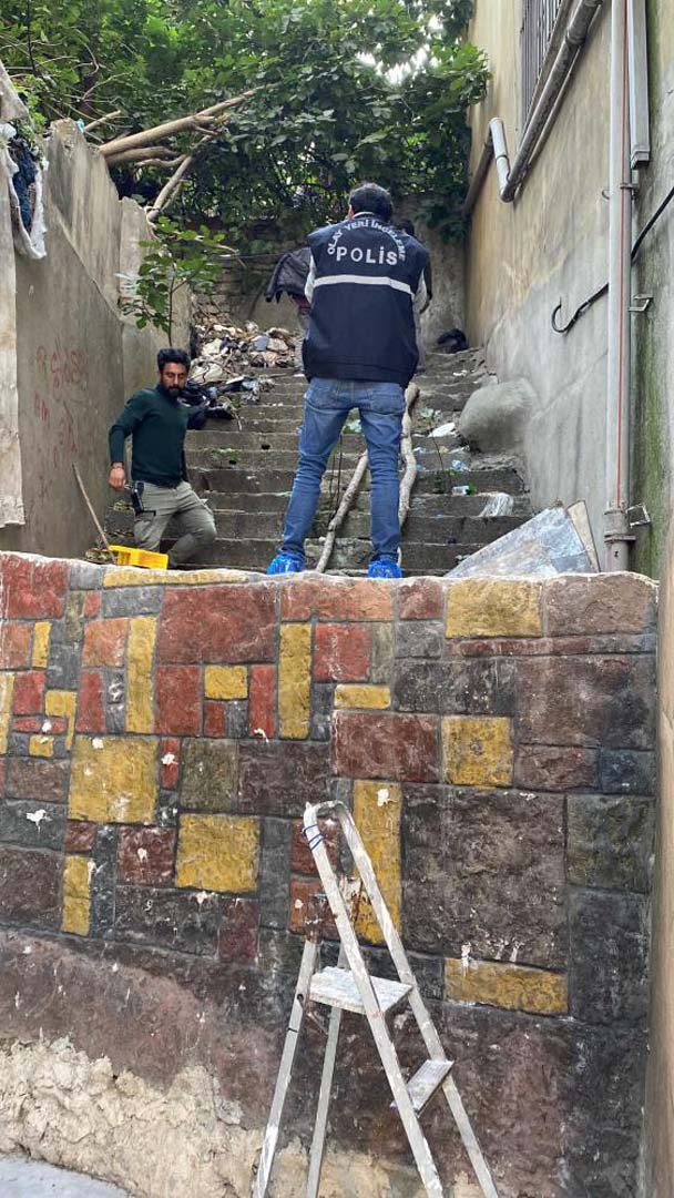 Fatih'te tüyler ürperten görüntüler! Çöplerin arasında kafatası ve kemikler bulundu!