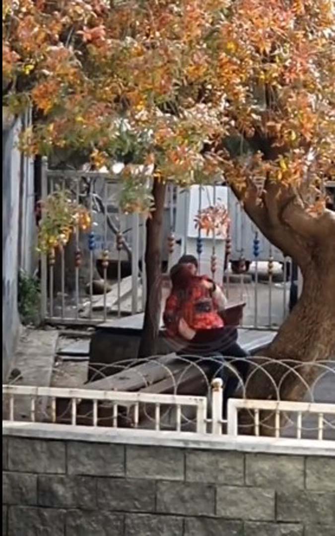 Bebek Sahili'nden sonra şimdi de Pendik meydan! Genç çift kimseye aldırış etmeden cinsel ilişkiye girdi!