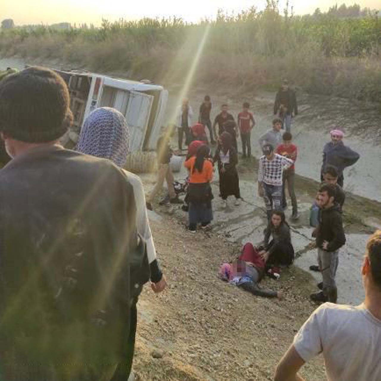 Adana'da yürekleri ağza getiren kaza! İşçileri taşıyan midibüs kanalete düştü: Çok sayıda yaralı var