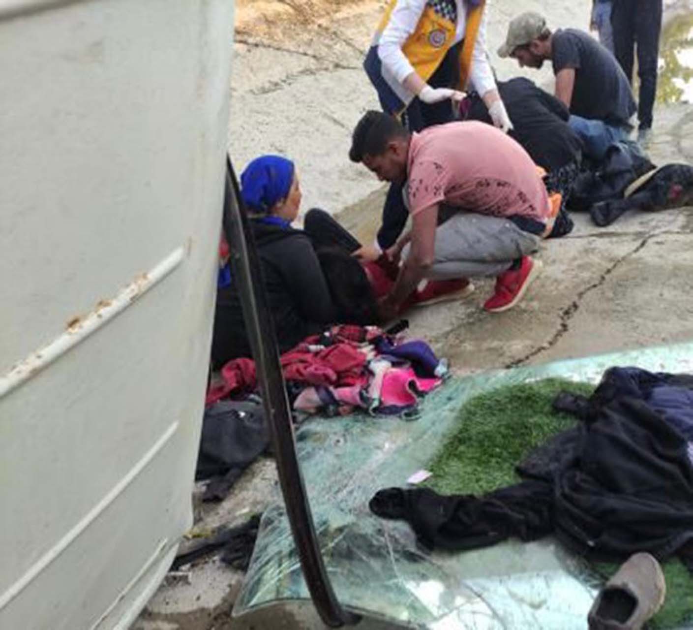 Adana'da yürekleri ağza getiren kaza! İşçileri taşıyan midibüs kanalete düştü: Çok sayıda yaralı var