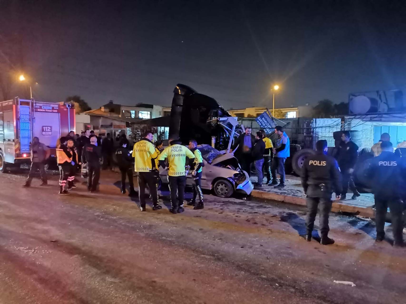 İzmir Bornova'da TIR faciası! Karşı şeritteki araca çarpıp otobüs durağına daldı: Ağır yaralılar var