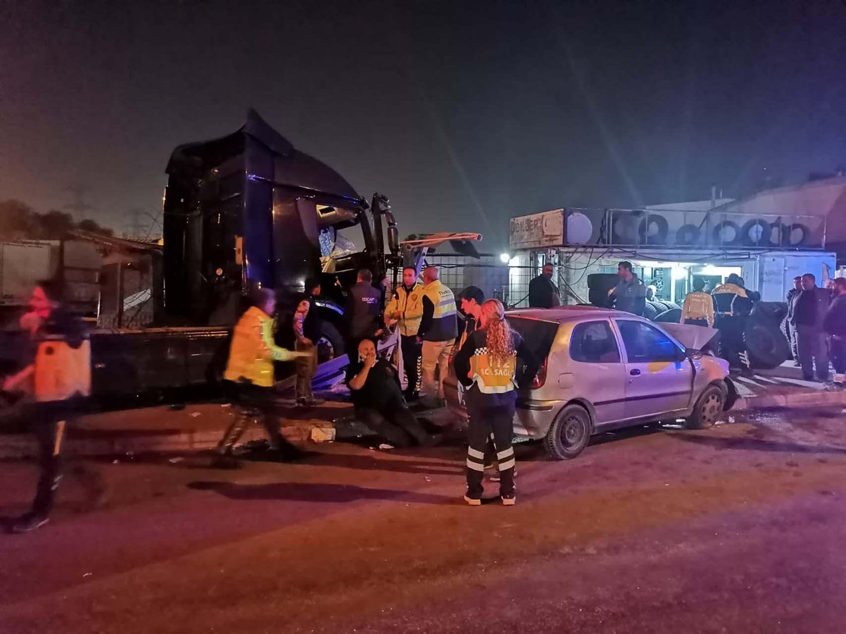 İzmir Bornova'da TIR faciası! Karşı şeritteki araca çarpıp otobüs durağına daldı: Ağır yaralılar var