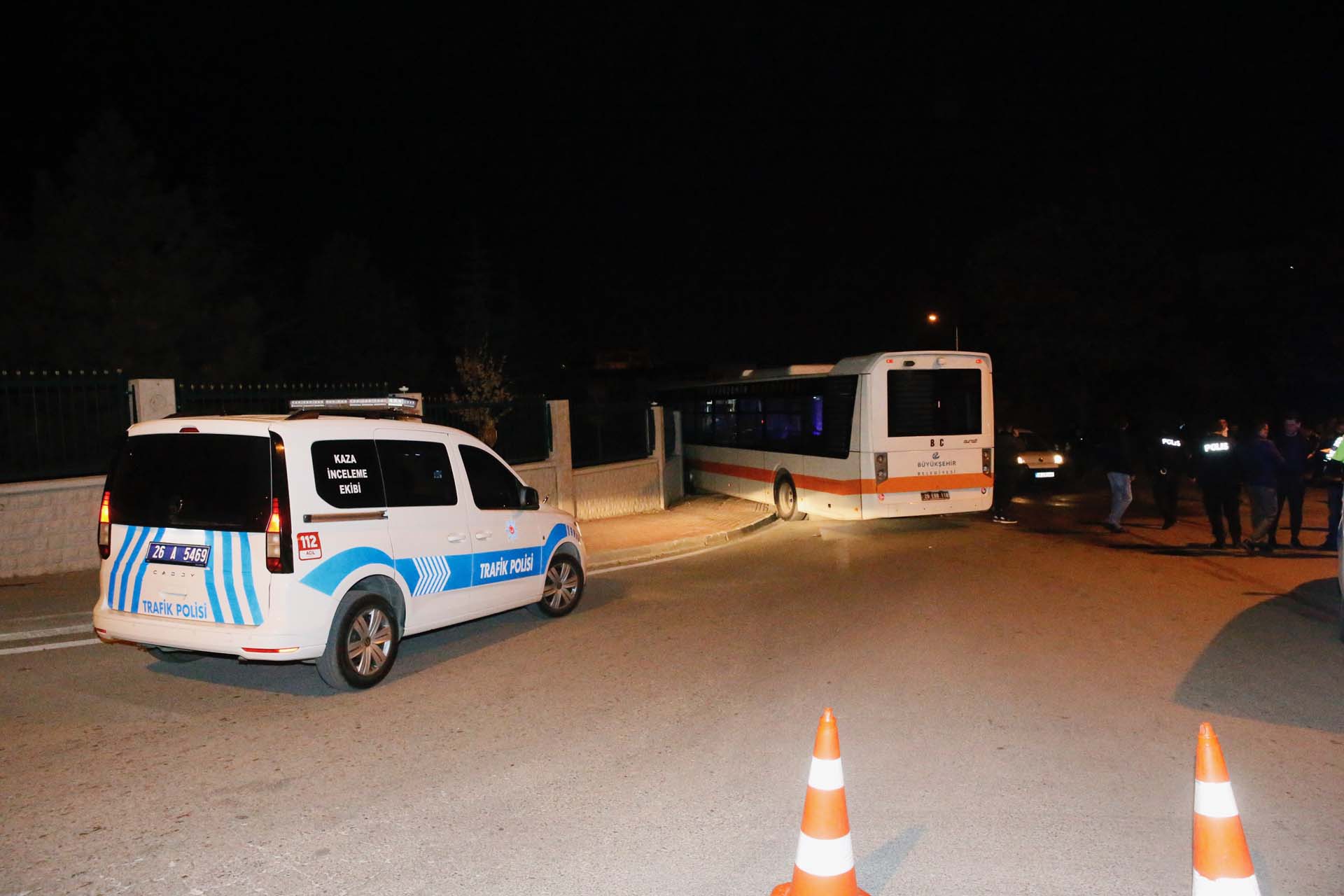 Eskişehir'de korkutan kaza! Otomobille çarpışan yolcu otobüsü istinat duvarına çarptı: Çok sayıda yaralı var