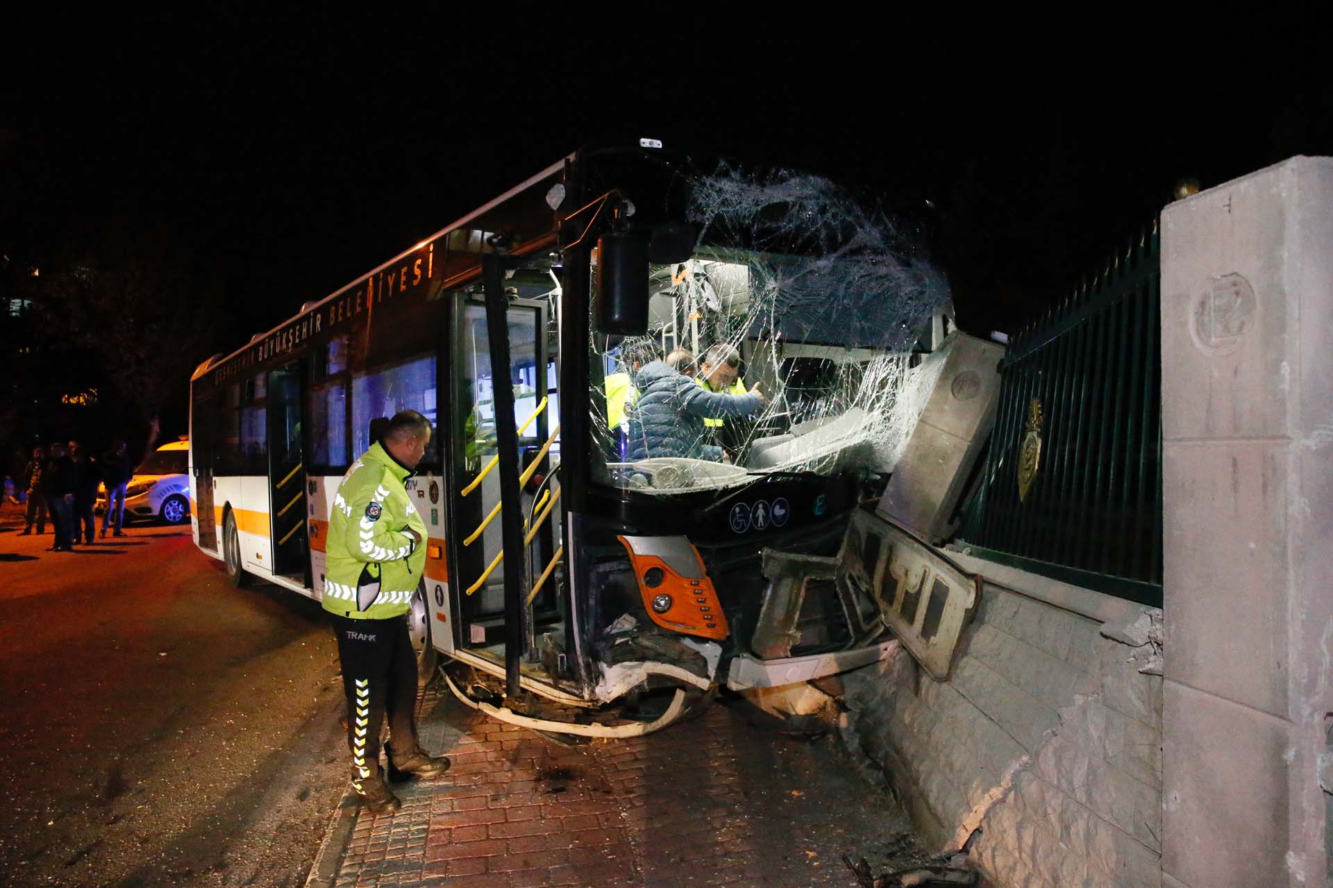 Eskişehir'de korkutan kaza! Otomobille çarpışan yolcu otobüsü istinat duvarına çarptı: Çok sayıda yaralı var