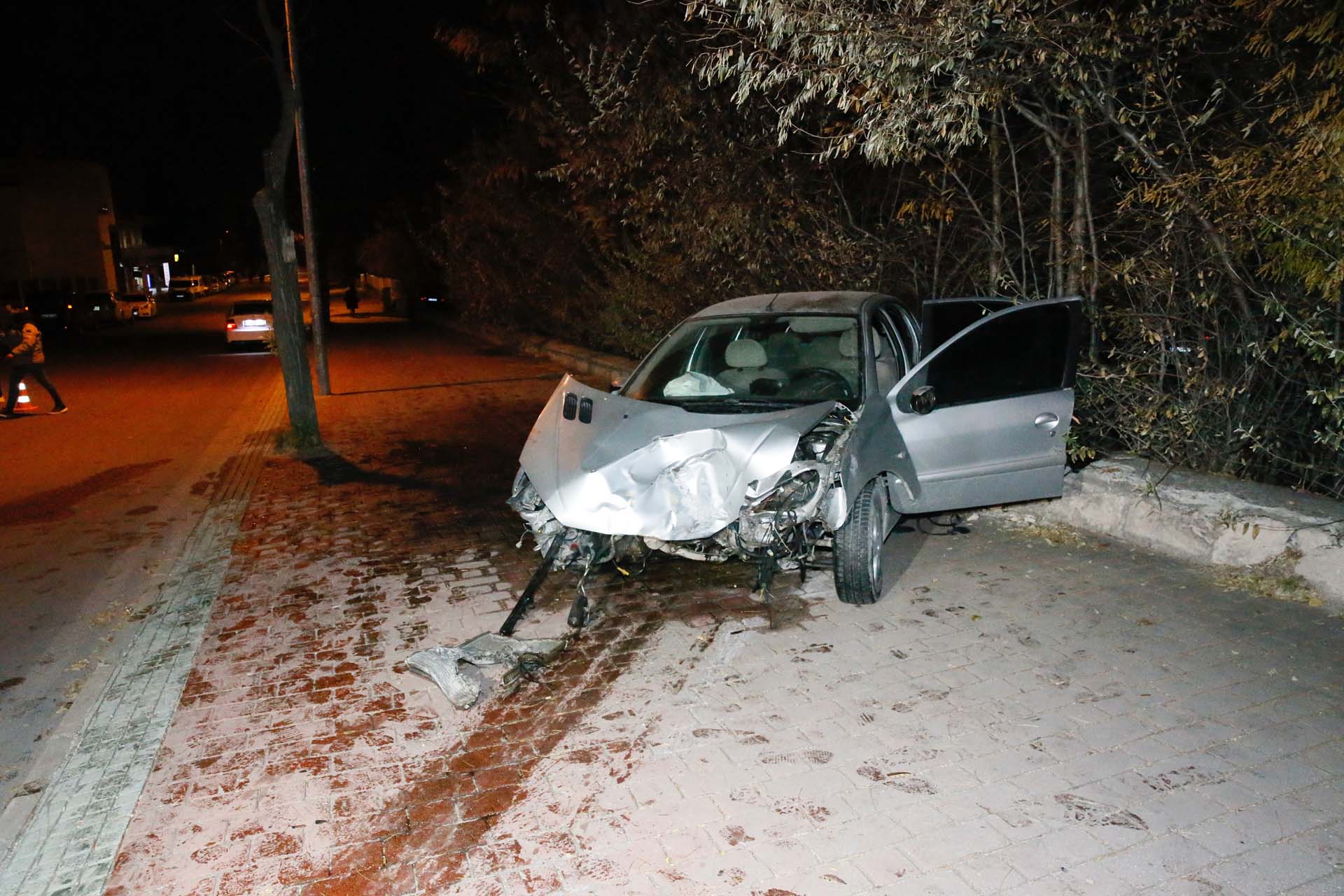 Eskişehir'de korkutan kaza! Otomobille çarpışan yolcu otobüsü istinat duvarına çarptı: Çok sayıda yaralı var
