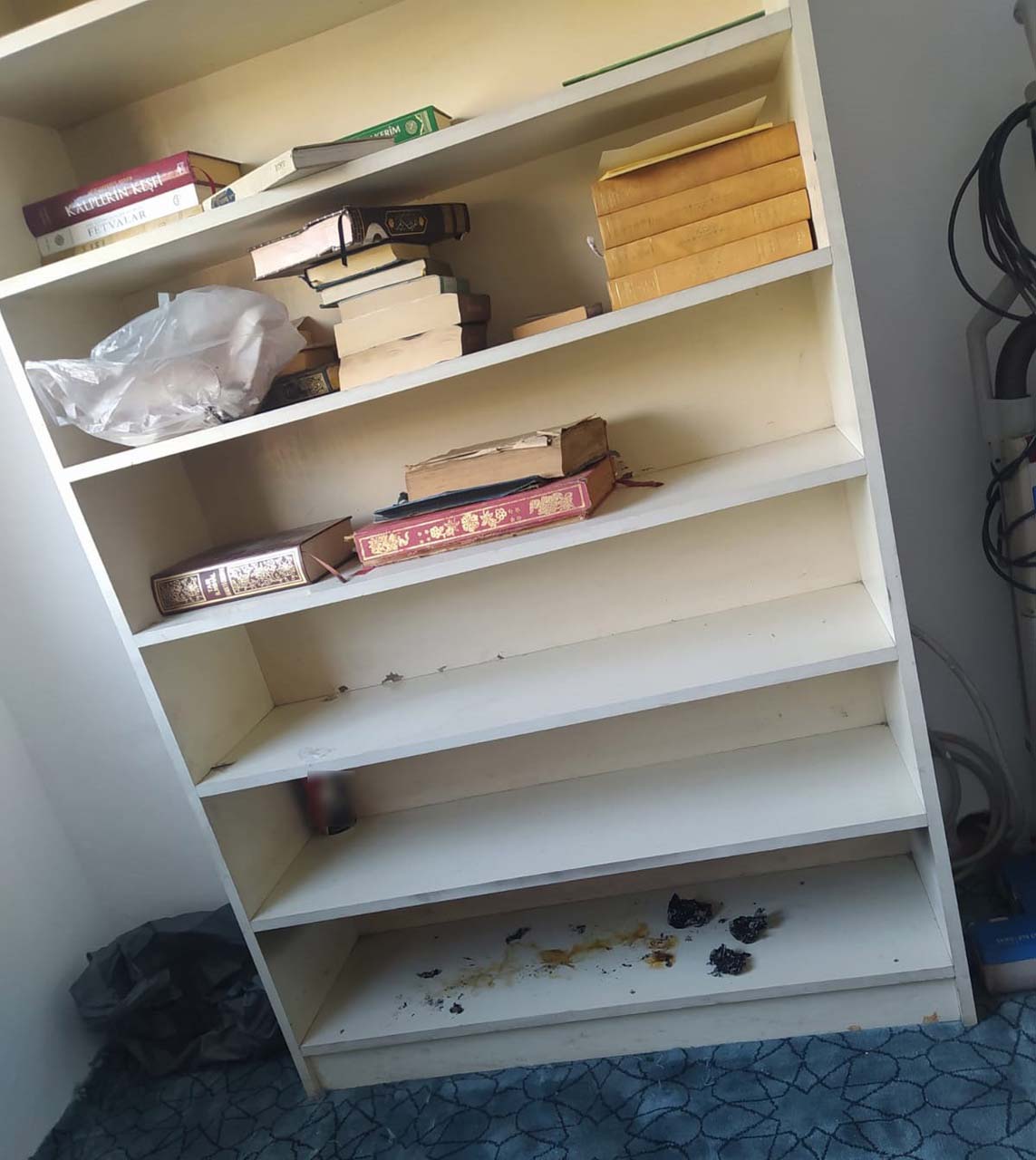 İstanbul'da tepki çeken olay! Camide içki içti, Kur'an-ı Kerim’e tekme attı! Görüntüleri izleyenlerin kan beynine sıçradı