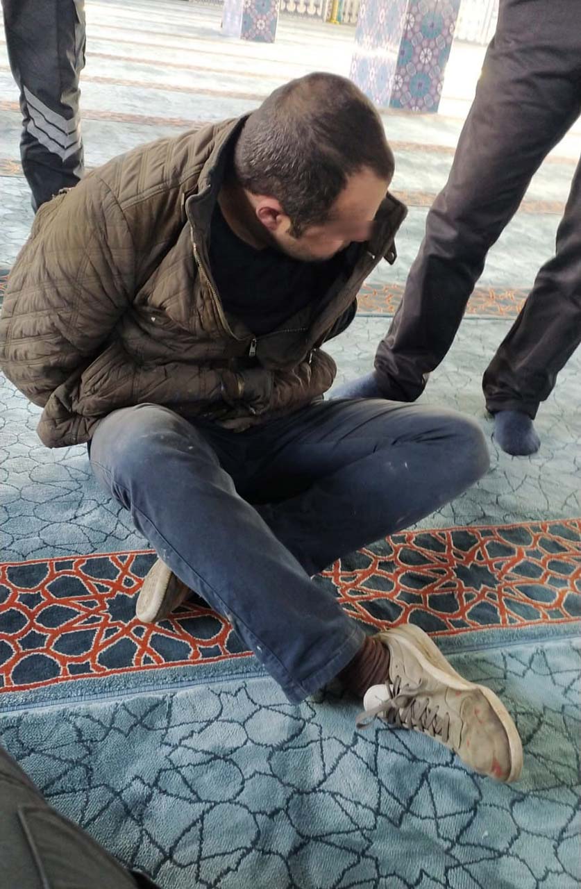 İstanbul'da tepki çeken olay! Camide içki içti, Kur'an-ı Kerim’e tekme attı! Görüntüleri izleyenlerin kan beynine sıçradı