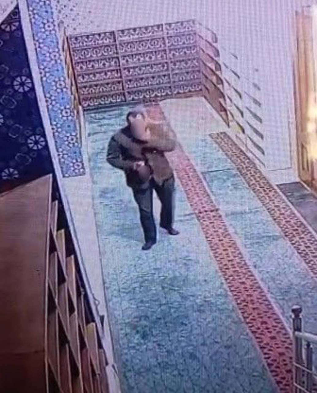 İstanbul'da tepki çeken olay! Camide içki içti, Kur'an-ı Kerim’e tekme attı! Görüntüleri izleyenlerin kan beynine sıçradı