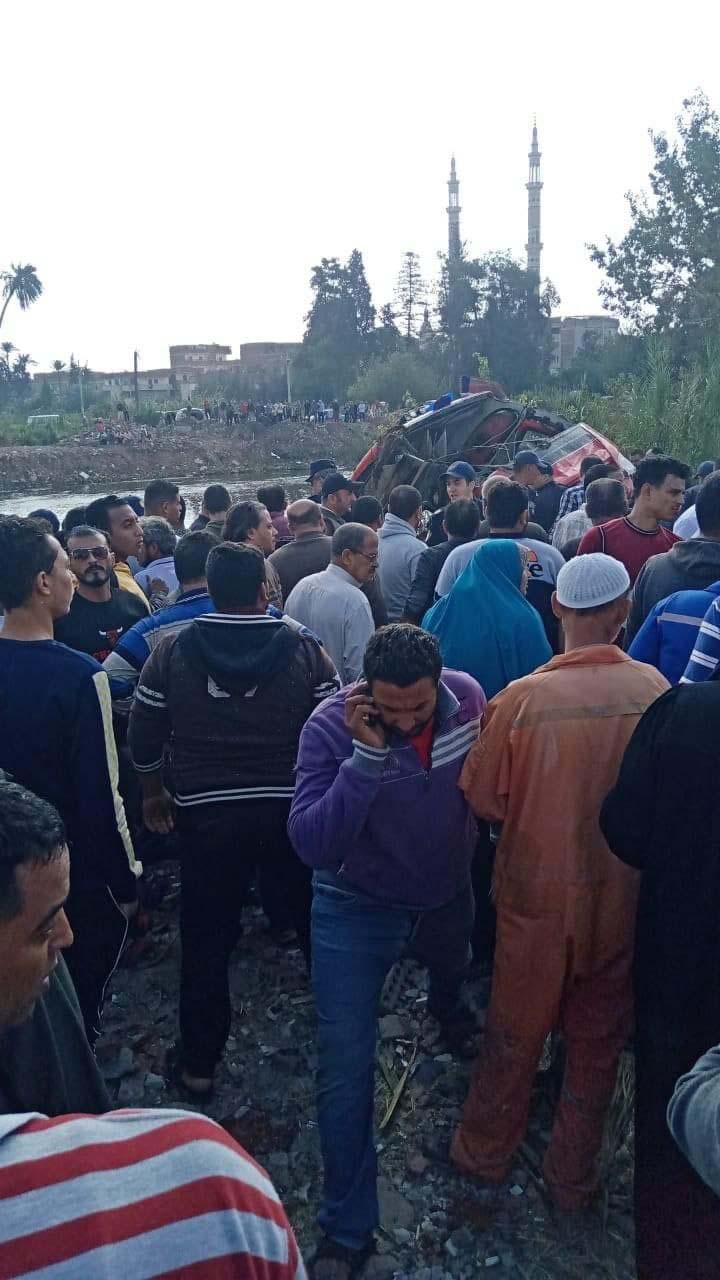 Yolcu otobüsü su kanalına düştü! Can pazarı yaşandı: Ölüler ve yaralılar var 