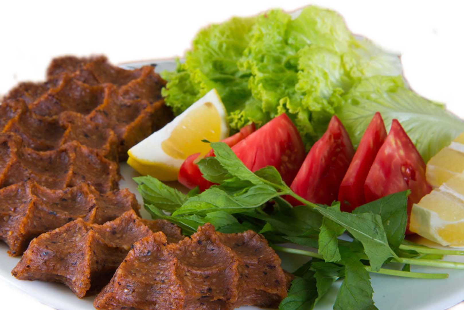 Severek tüketilen çiğköfte laboratuvar ortamında incelendi! Uzman doktor çıkan sonuçları paylaştı: Salmonella virüsü tespit ettik