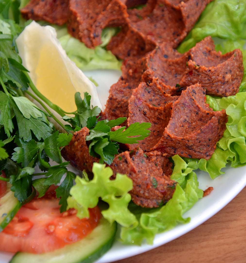 Severek tüketilen çiğköfte laboratuvar ortamında incelendi! Uzman doktor çıkan sonuçları paylaştı: Salmonella virüsü tespit ettik