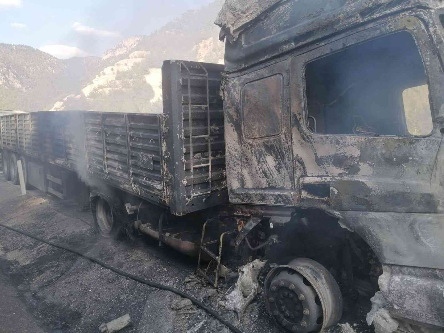 Mersin'de korkutan yangın! Yanan tır küle döndü