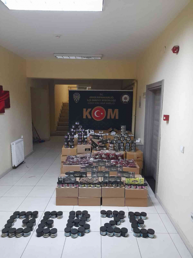 Gebze'de durdurulan şüpheli minibüsten 2 ton kaçak nargile tütünü çıktı