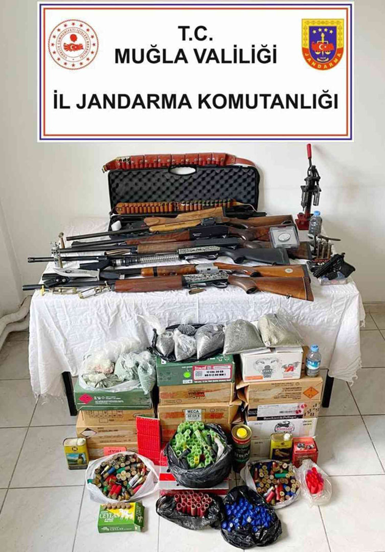 Ev değil adeta cephanelik! Jandarmanın operasyon düzenlediği evden çok sayıda malzeme ele geçirildi