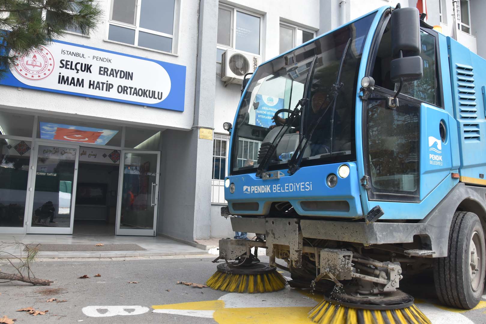 Pendik Belediyesi ekiplerinde ilçe genelinde okullarda bakım ve tadilat çalışması!