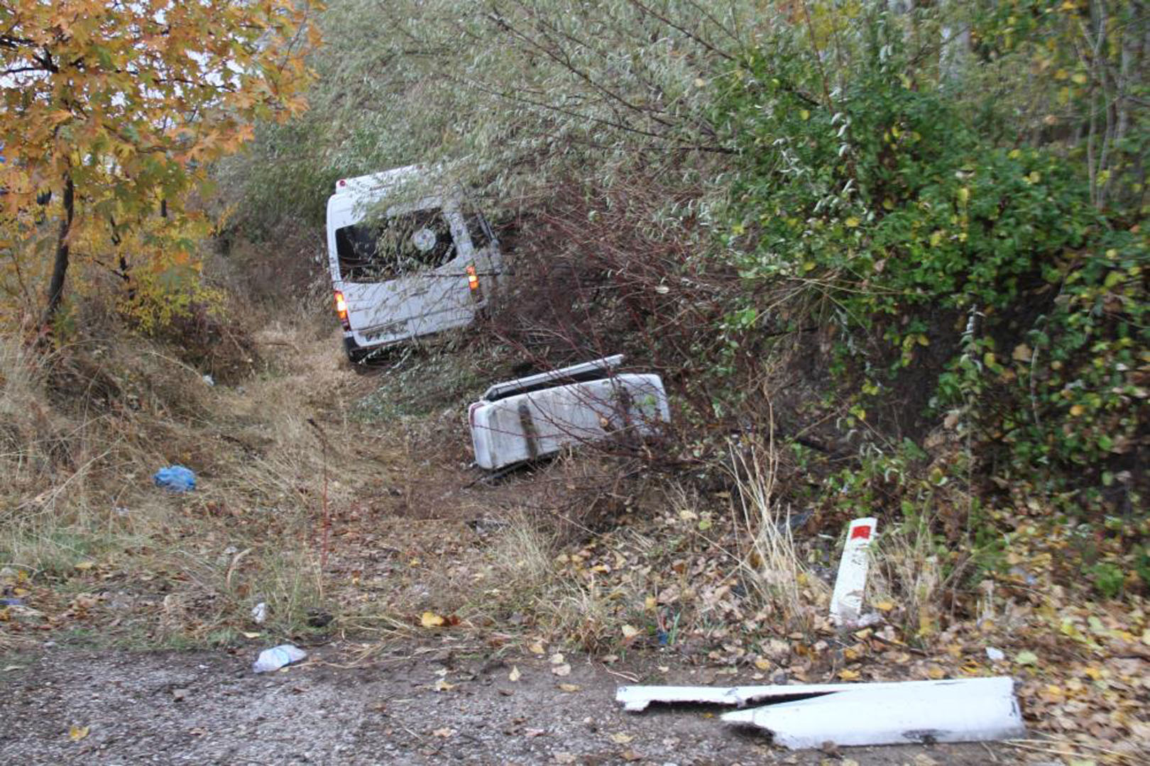 Tur tatili faciaya döndü! Minibüs şarampole uçtu: Çok sayıda yaralı var