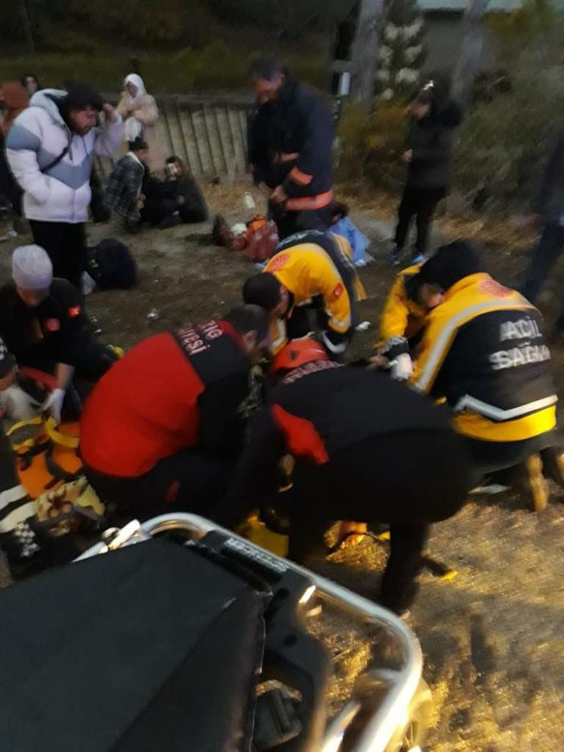 Tur tatili faciaya döndü! Minibüs şarampole uçtu: Çok sayıda yaralı var