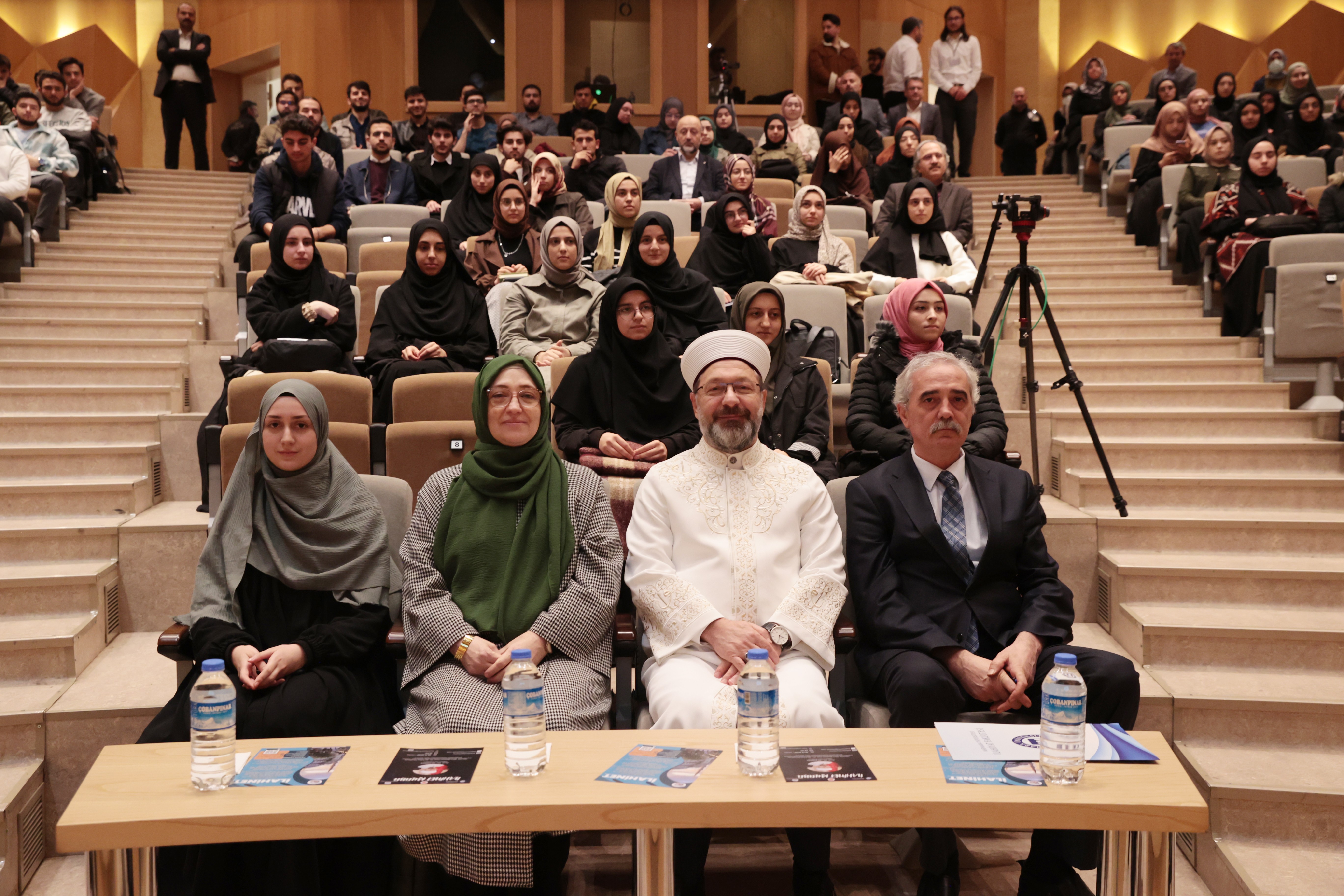 Ali Erbaş'tan ilahiyatçı gençlere mesaj: İlahiyat fakültesi öğrencileri gelecekte doğru dini bilgiyi topluma ulaştıran hocalarımız olacak