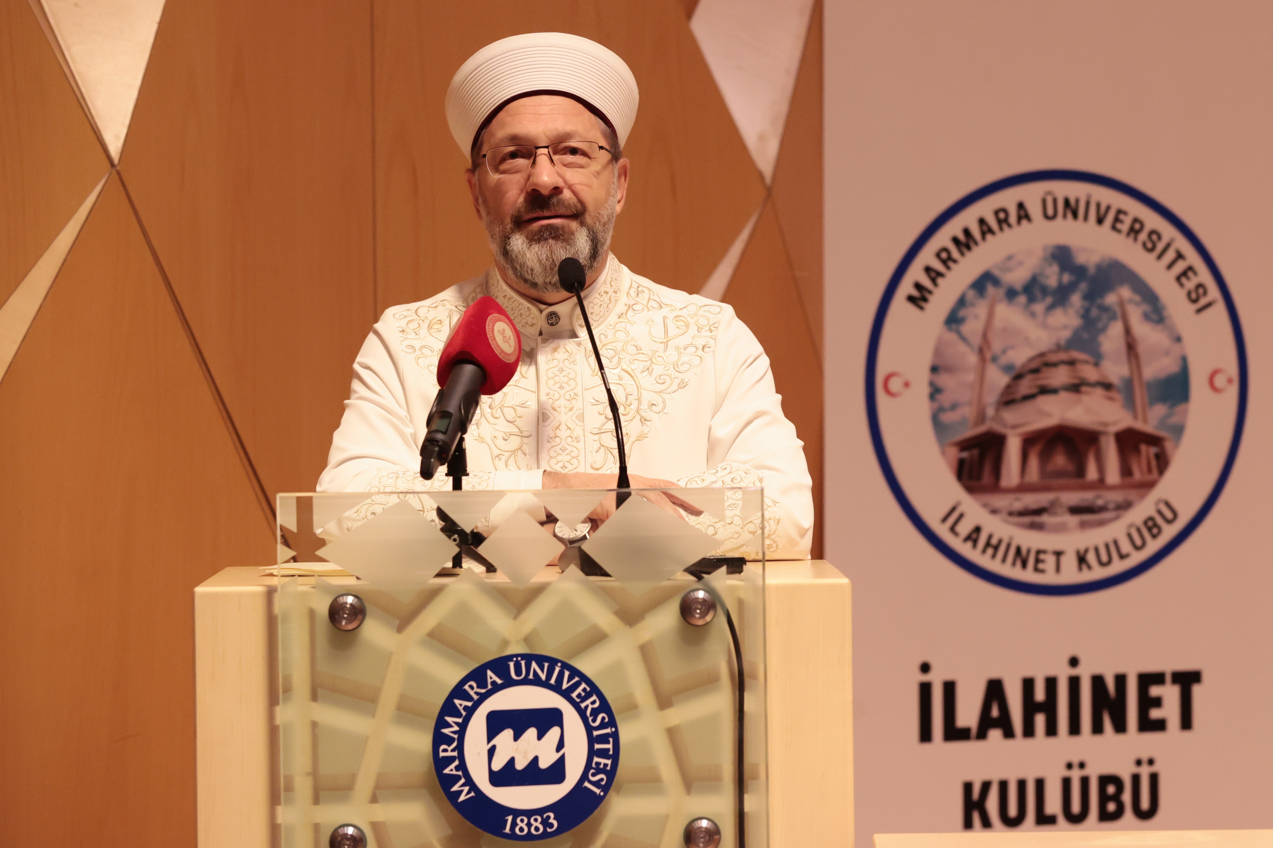 Ali Erbaş'tan ilahiyatçı gençlere mesaj: İlahiyat fakültesi öğrencileri gelecekte doğru dini bilgiyi topluma ulaştıran hocalarımız olacak