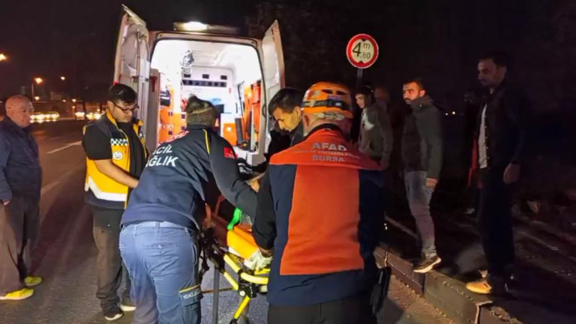 Bursa'da korkutan kaza: Araç köprüden uçtu, yaralılar var