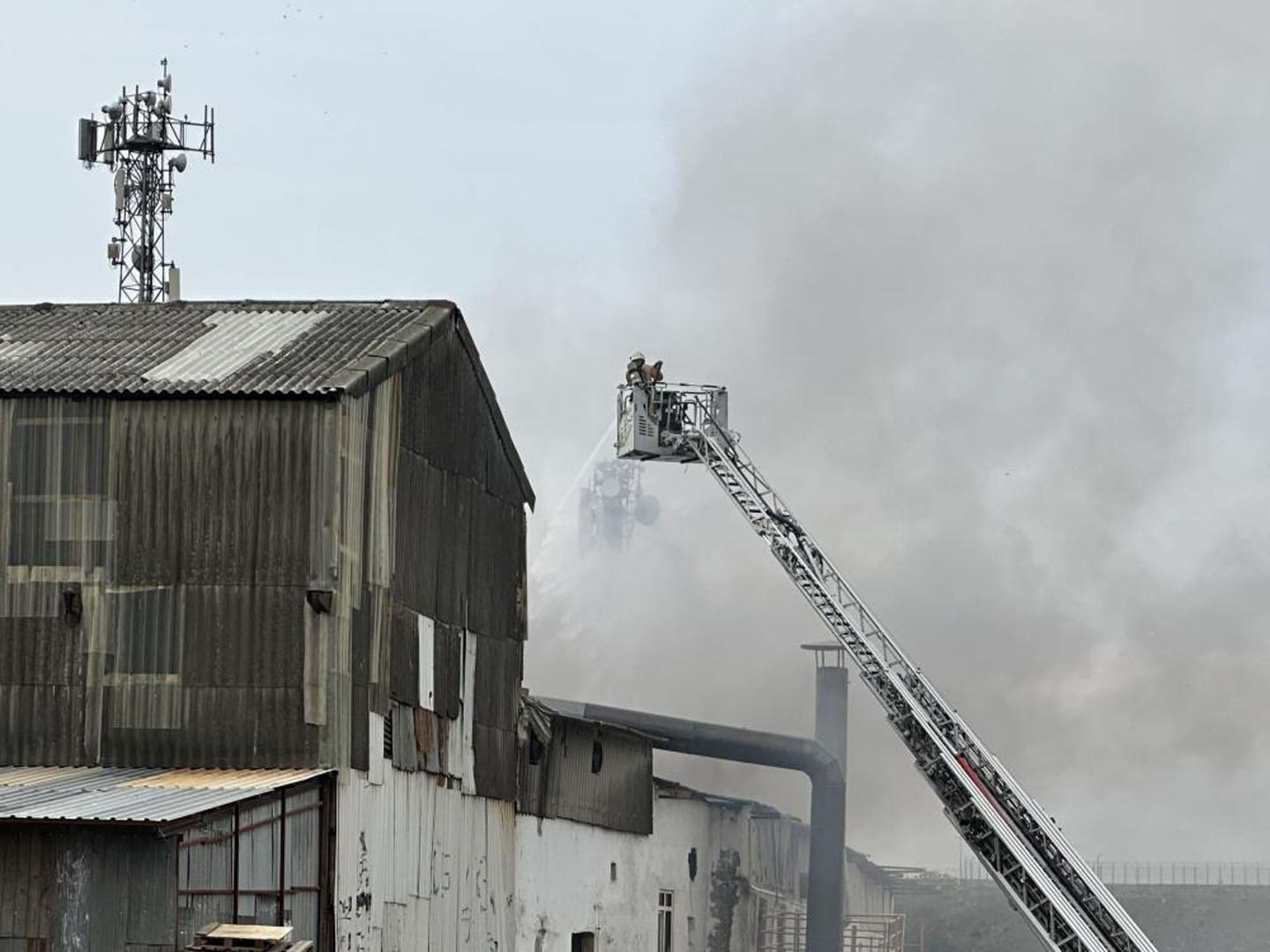 Son dakika! Pendik'te korkutan yangın: Kimyasal ürün fabrikası alevlere teslim oldu