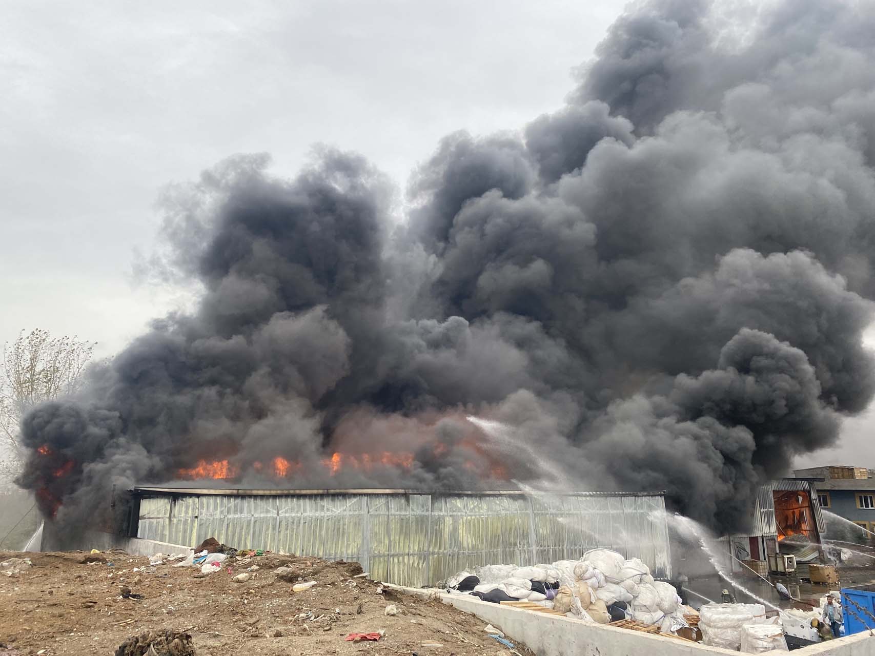 Bursa Yıldırım'da korkutan görüntü! Geri dönüşüm fabrikasında yangın çıktı