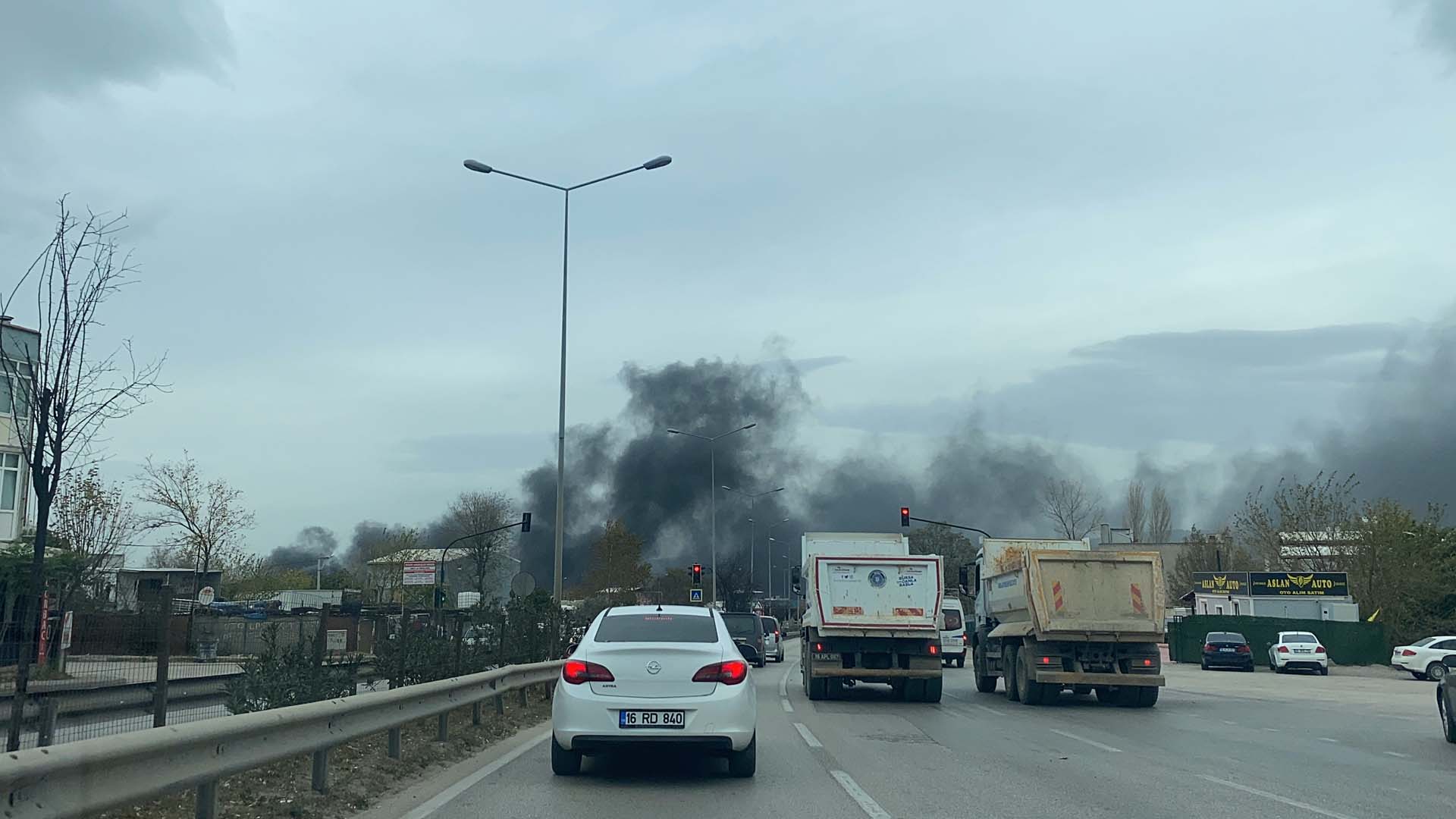 Bursa Yıldırım'da korkutan görüntü! Geri dönüşüm fabrikasında yangın çıktı