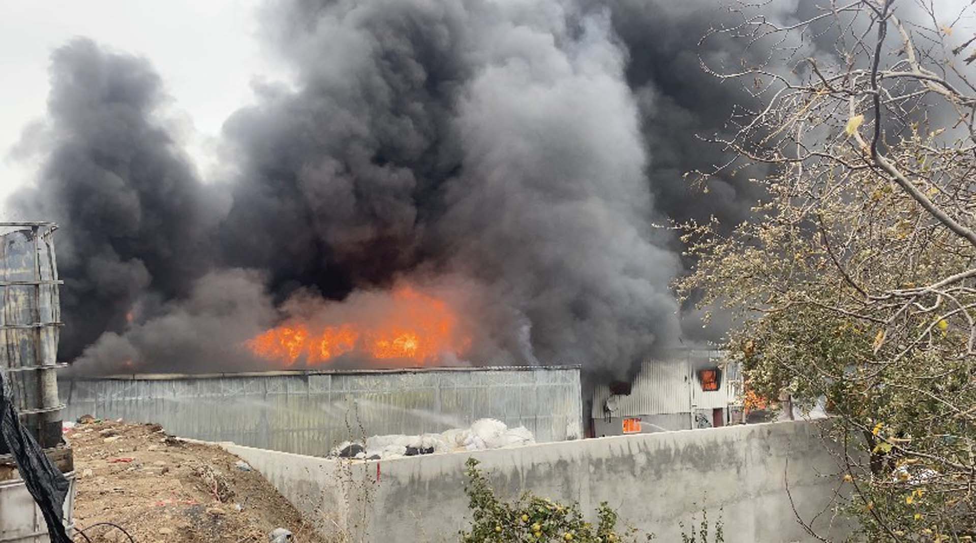 Bursa Yıldırım'da korkutan görüntü! Geri dönüşüm fabrikasında yangın çıktı
