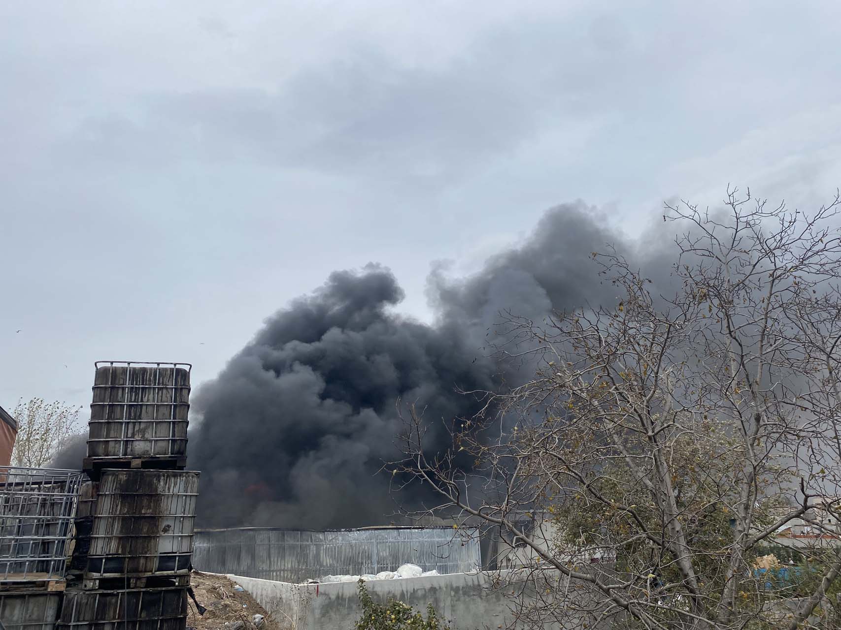 Bursa Yıldırım'da korkutan görüntü! Geri dönüşüm fabrikasında yangın çıktı