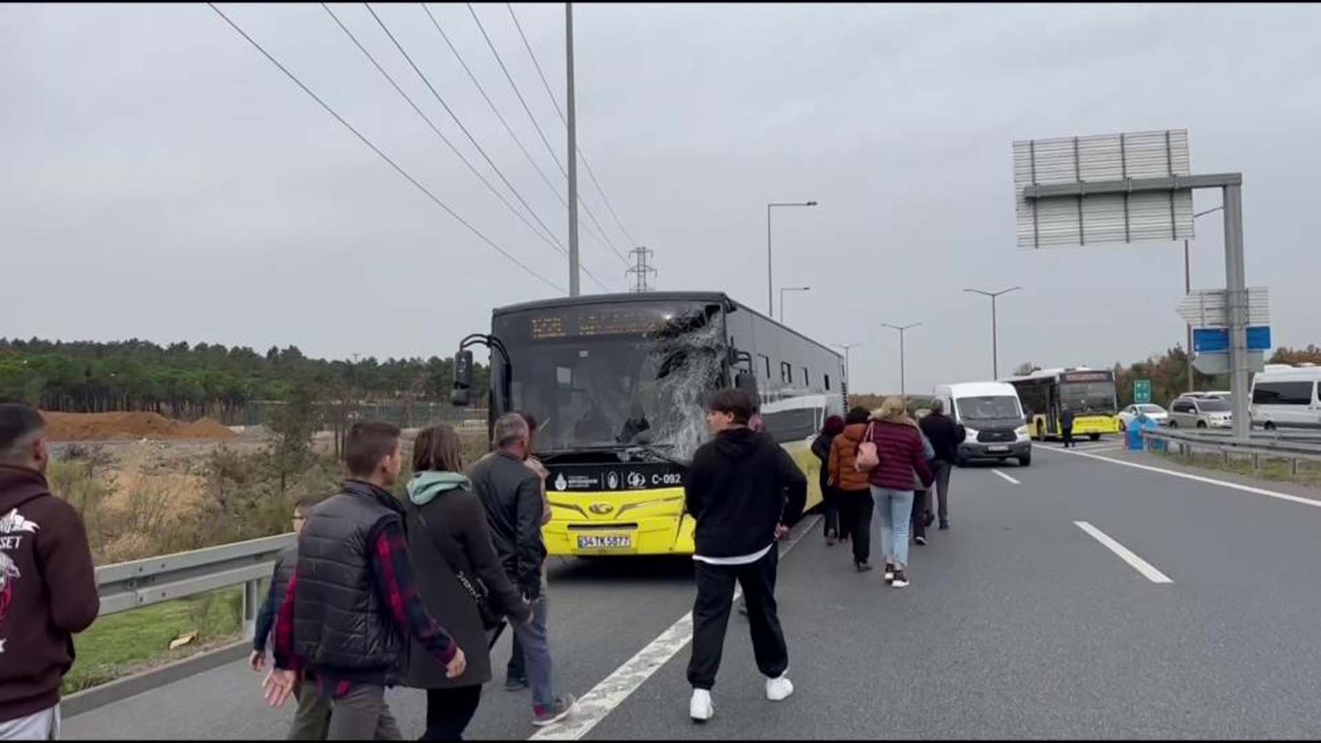 TEM Otoyolu'nda korkutan kaza! Servis aracı ile İETT otobüsü çarpıştı: Yaralılar var!